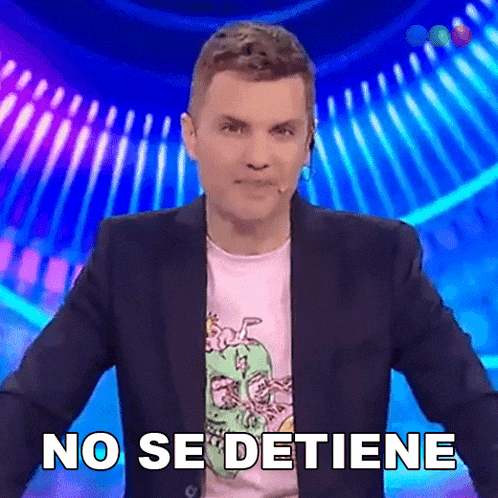 a man in a suit stands in front of a blue background and says no se detiene