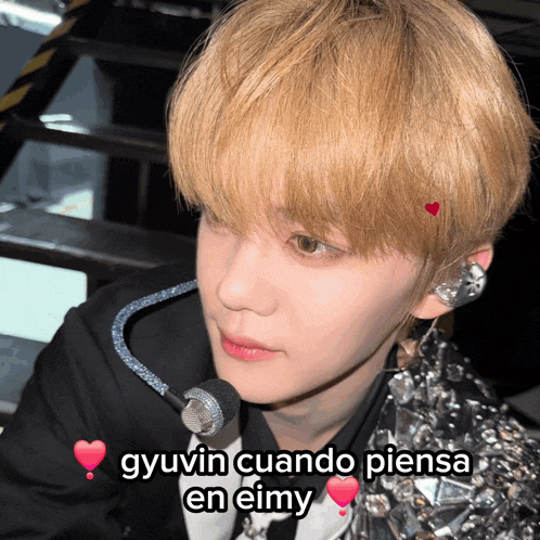 a close up of a person 's face with the words gyuvin cuando piensa en eimy on the bottom