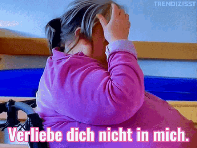 a girl in a pink shirt with the words verliebe dich nicht in mich above her