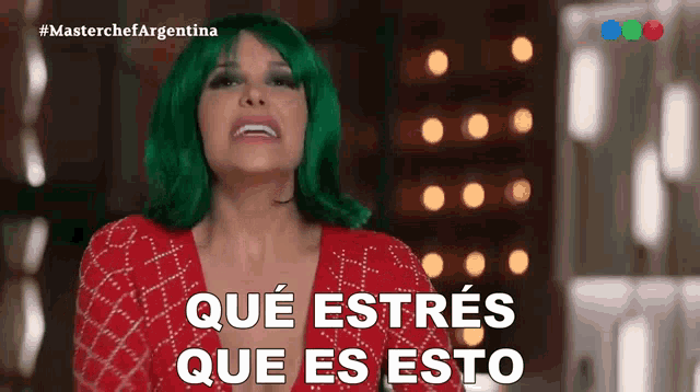 a woman in a green wig says que estres que es esto