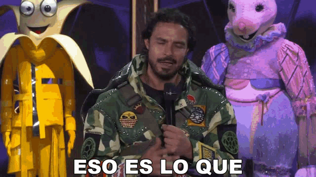 a man in a camouflage jacket stands in front of a microphone with the words eso es lo que written below him