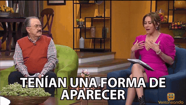 a woman in a pink dress is sitting next to an older man in a green chair and says " tenian una forma de aparecer "