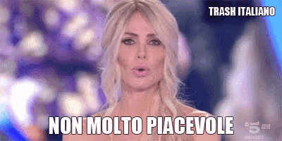 a woman says non molto piacevole on a tv screen