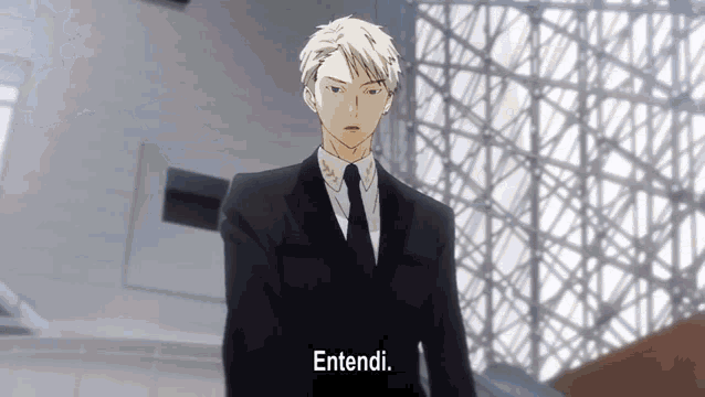 a man in a suit and tie is standing in front of a building and says " entendi "