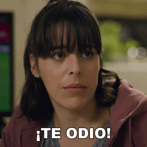 a woman says " te odio " in front of a green screen