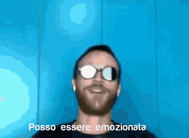 a man wearing sunglasses with the words posso essere emozionata above him