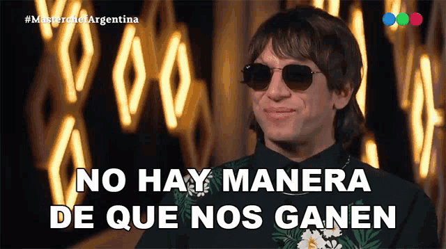a man wearing sunglasses says no hay manera de que nos ganen in spanish
