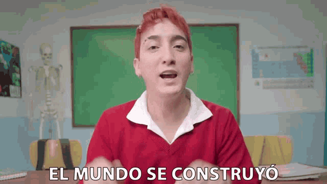 a person in a classroom with the words el mundo se construyo below them