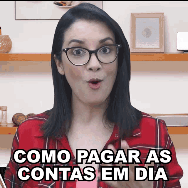 a woman wearing glasses and a plaid shirt says como pagar as contas em dia