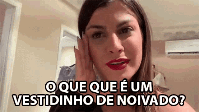 a woman with red lipstick and the words o que que e um vestidinho de noivado