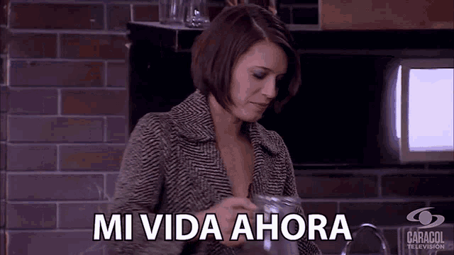 a woman in a kitchen with the words mi vida ahora written above her