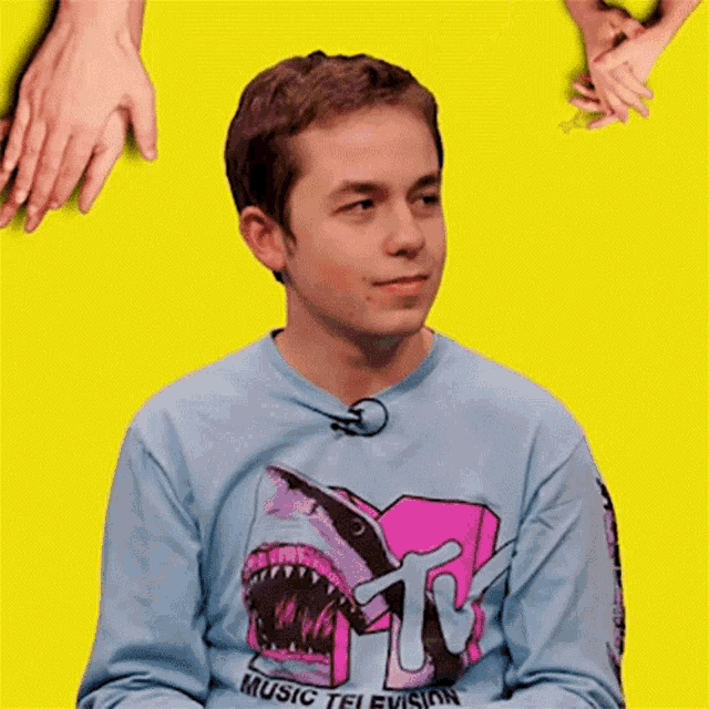a man wearing a shirt that says music television on it