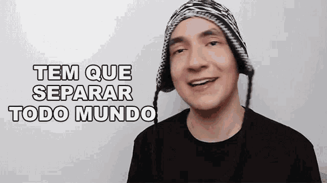 a man wearing a hat with the words tem que separar todo mundo written on it