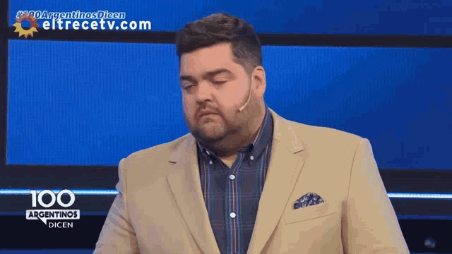 a man stands in front of a screen that says 100 argentinas dien