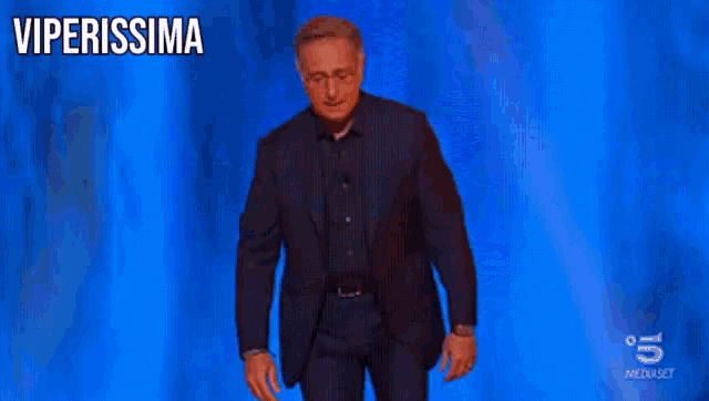 a man stands on a stage with his arms outstretched and says viperissima italiani