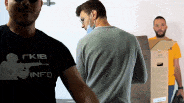 a man wearing a t-shirt that says " gkib info "