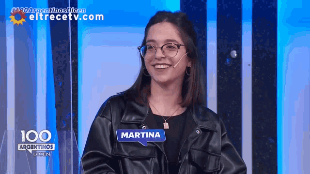 a woman wearing glasses and a leather jacket is on a television show called 100 argentinas