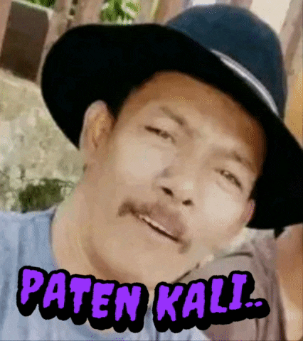 a man wearing a black hat with the words paten kali written on it