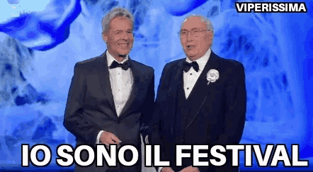 two men in tuxedos are standing next to each other and the words io sono il festival are on the screen