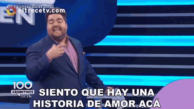 a man in a suit stands in front of a sign that says 100 argentinas