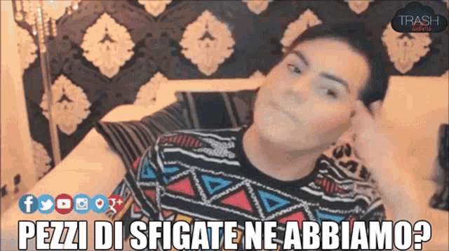 a man laying on a bed with the words pezzi di sfigate ne abbiamo