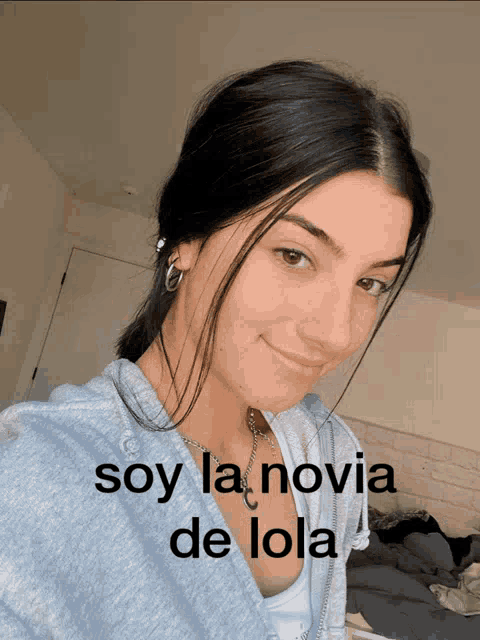 a woman taking a selfie with the words soy la novia de lola above her