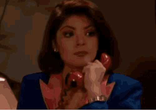 a woman in a blue jacket and pink collar says inutil