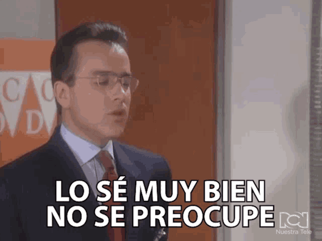 a man in a suit and tie is saying lo se muy bien no se preocupe
