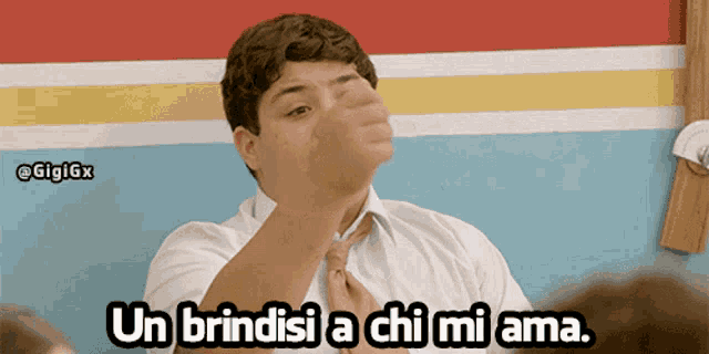 a man covering his face with his hand with the words un brindisi a chi mi ama