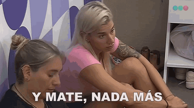 two women are sitting next to each other with the words y mate nada mas written on the bottom