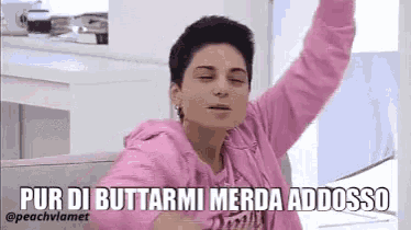 a woman in a pink sweatshirt says pur di buttarmi merda addosso in a foreign language