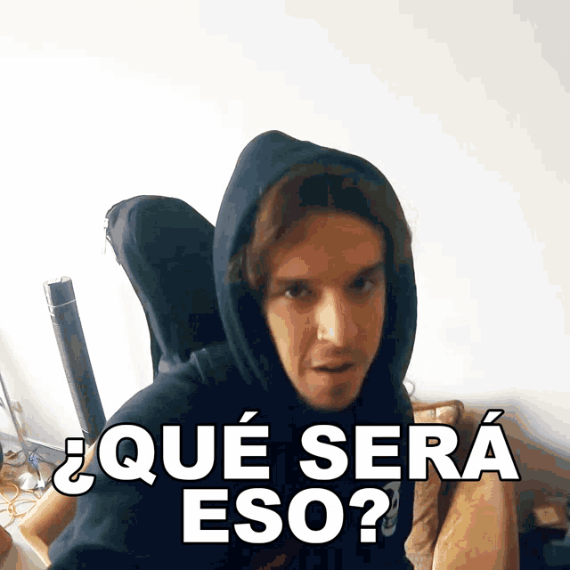 a man wearing a black hoodie with the words que sera eso written on it
