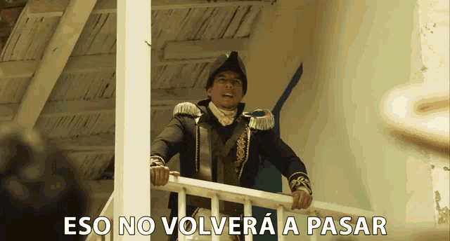 a man in a military uniform is standing on a balcony with the words eso no volvera a pasar below him