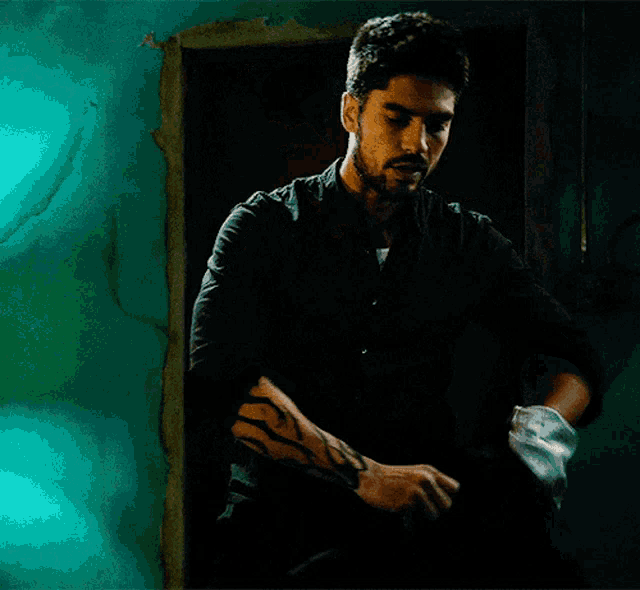 Seth Gecko Dj Cotrona GIF - Seth Gecko Dj Cotrona Taking Off His Jacket GIFs