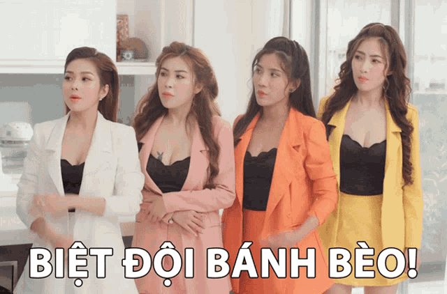a group of women standing next to each other with the words biệt doi banh beo in the upper right corner