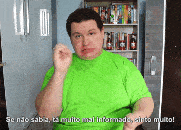a man in a green shirt says se nao sabia ta muito mal informado sinto muito