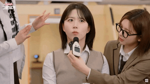 a girl with a microphone around her neck has a display that says ' sd ' on it
