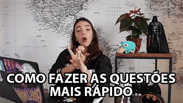 a woman sitting in front of a laptop with the words " como fazer as questões mais rapido " on the bottom