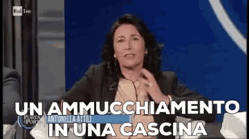 a woman on a tv show with the words un ammucchiamento in una cascina