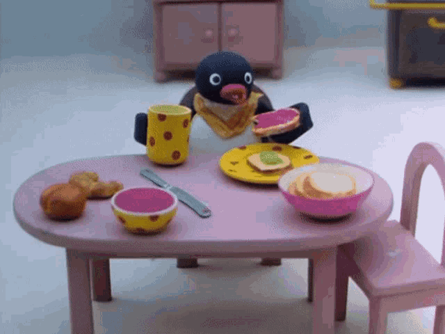Pingu Breakfast GIF - Pingu Breakfast Eating GIFs