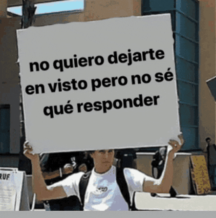a person holding a sign that says no quiero dejarte en visto pero no se que responder