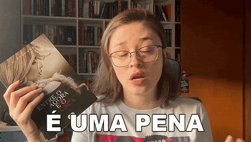 a woman wearing glasses is holding a book titled entre o agora e o nunca