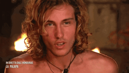 a shirtless man with long curly hair and the words in diretta dall honduras la palapa