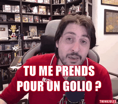 a man in a red shirt with the words tu me prends pour un golio written on it