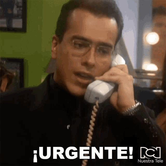 a man wearing glasses is talking on a phone and the word urgente is on the bottom right