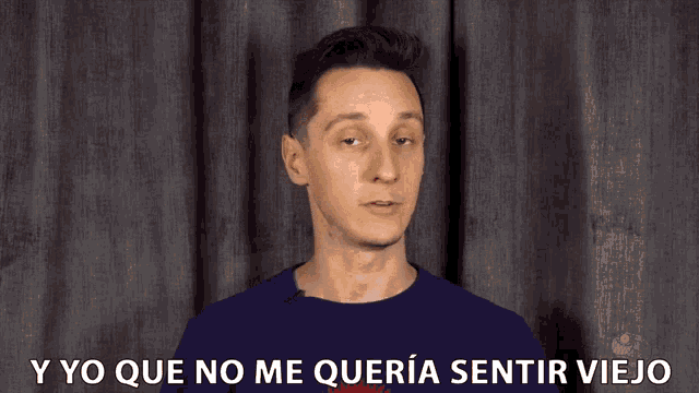 a man in a blue shirt says y yo que no me queria sentir viejo in spanish