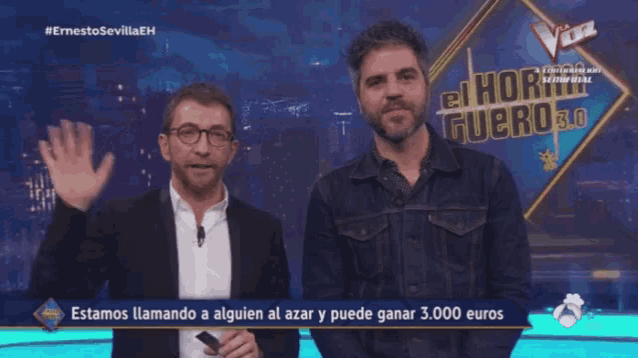two men on a stage with the words estamos llamando a alguien al azar y puede ganar 3,000 euros