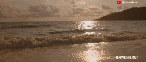 a video of waves crashing on a sandy beach with the words terbaik kali langit written on the bottom