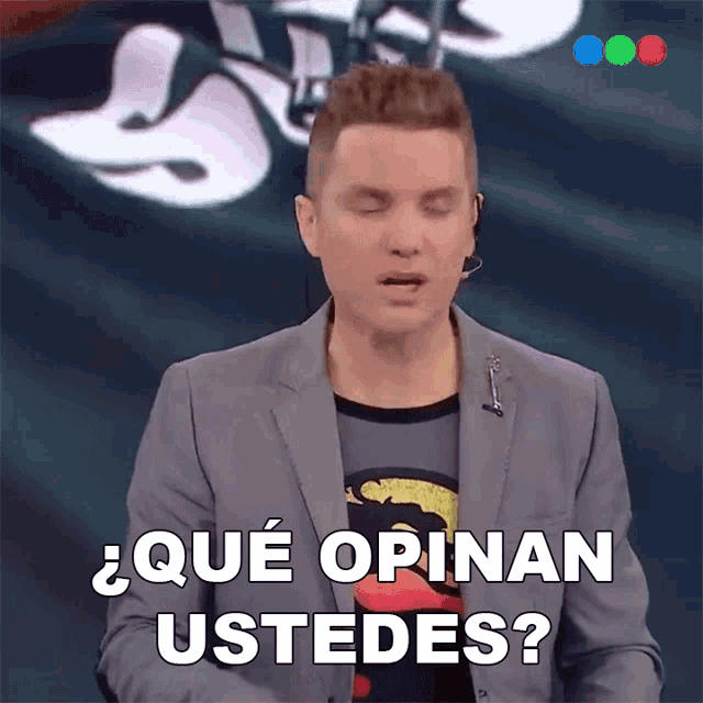 a man with his eyes closed says que opinan ustedes in spanish