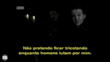 a man is standing in the dark with a caption that says " não pretendo ficar tricotando enquanto homens lutam por mim